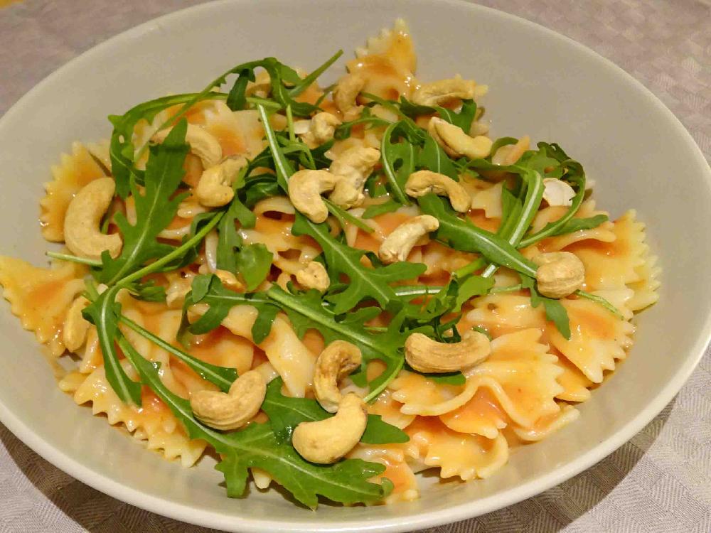Pasta with tomato sauce and cashew nuts