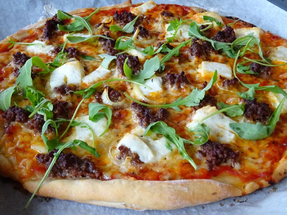 Pizza with mincemeat and goat cheese