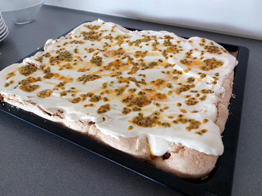 Pavlova cake