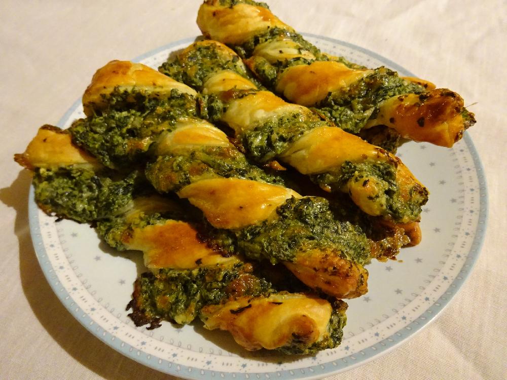 Puff pastry rolls with spinach and cream cheese
